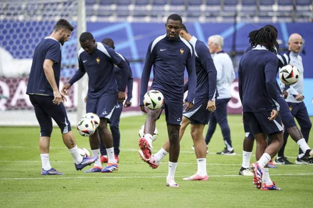 entraînement de l équipe de France avant leur match de quart de finale de l UEFA EURO, EM, Europameisterschaft,Fussball 2024 contre le Portugal au Volksparkstadion FOOTBALL : entraînement de l équipe de France avant leur match de quart de finale de l UEFA EURO 2024 contre le Portugal au Volksparkstadion de Hamburg- 04 07 2024 ElyxandroCegarra Panoramic 