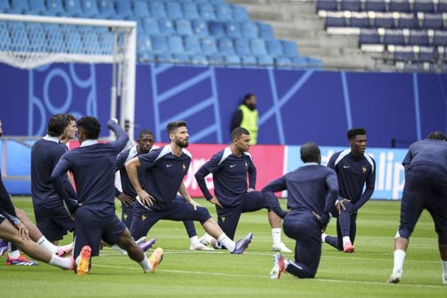 Mbappe Lottin Kylian MBAPPE 10 Forward entraînement de l équipe de France avant leur match de quart de finale de l UEFA EURO, EM, Europameisterschaft,Fussball 2024 contre le Portugal au Volksparkstadion FOOTBALL : entraînement de l équipe de France avant leur match de quart de finale de l UEFA EURO 2024 contre le Portugal au Volksparkstadion de Hamburg- 04 07 2024 ElyxandroCegarra Panoramic 