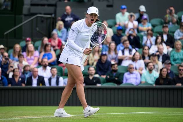 240704 Iga Swiatek of Poland celebrates as she competes in a second round singles match during day 4 of Wimbledon on July 4, 2024 in London Photo Jesper Zerman BILDBYRAN kod JZ JZ0550 tennis wimbledon dag 4 bbeng jubel  Copyright: JESPERxZERMAN BB240704JZ113
