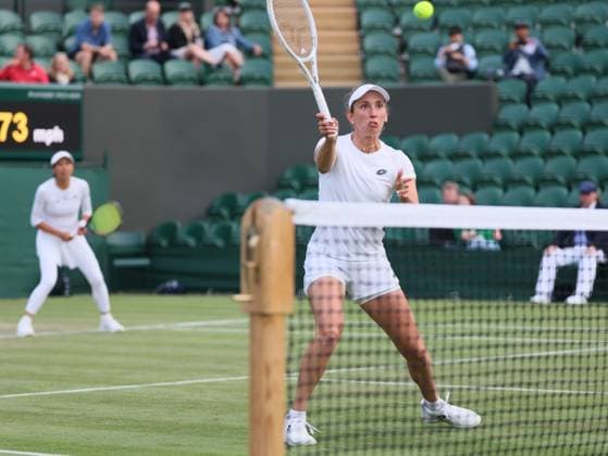 Belgian Elise Mertens pictured in action during a doubles tennis match between Belgian-Taiwanese pair Mertens-Hsieh and US pair Barnett-Christie, in round 1 of the women s doubles of the 2024 Wimbledon grand slam tournament at the All England Tennis Club, in south-west London, Britain, Thursday 04 July 2024. BENOITxDOPPAGNE  x95832998x