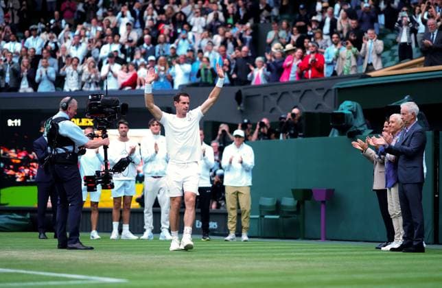 Andy Murray receives a guard-of-honour from tennis stars, past and present, during his tribute ceremony on Centre Court Wimbledon Tennis Championships, Day 4, The All England Lawn Tennis and Croquet Club, London, UK - 04 Jul 2024  Copyright: xJavierxGarcia Shutterstockx 14569389jy