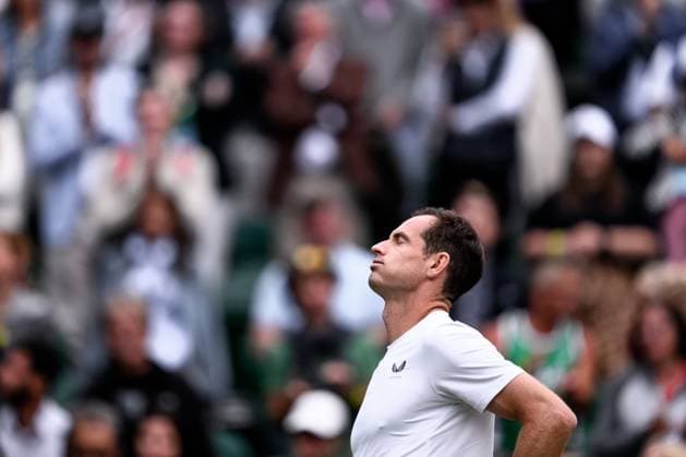240704 Andy Murray of Great Britain reacts during a tribute to his career during day 4 of Wimbledon on July 4, 2024 in London Photo Jesper Zerman BILDBYRAN kod JZ JZ0550 tennis wimbledon dag 4 bbeng  Copyright: JESPERxZERMAN BB240704JZ130