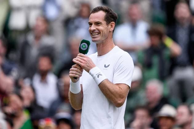 240704 Andy Murray of Great Britain reacts during a tribute to his career during day 4 of Wimbledon on July 4, 2024 in London Photo Jesper Zerman BILDBYRAN kod JZ JZ0550 tennis wimbledon dag 4 bbeng  Copyright: JESPERxZERMAN BB240704JZ131