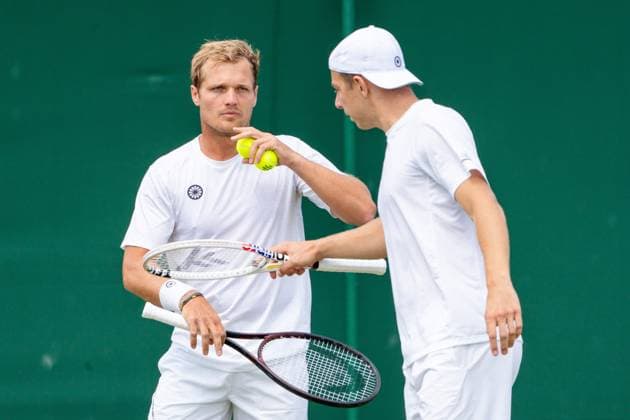 2024-07-04 The Championships Wimbledon 2024 Day 4 LONDON, UNITED KINGDOM - JULY 4: Bart Stevens of the Netherlands interacts with Tallon Griekspoor of the Netherlands on Day 4 of The Championships Wimbledon 2024 at All England Lawn Tennis and Croquet Club on July 4, 2024 in London, United Kingdom. (Photo by Marleen Fouchier BSR Agency) London United Kingdom Content not available for redistribution in The Netherlands directly or indirectly through any third parties. Copyright: xBSRxAgencyx