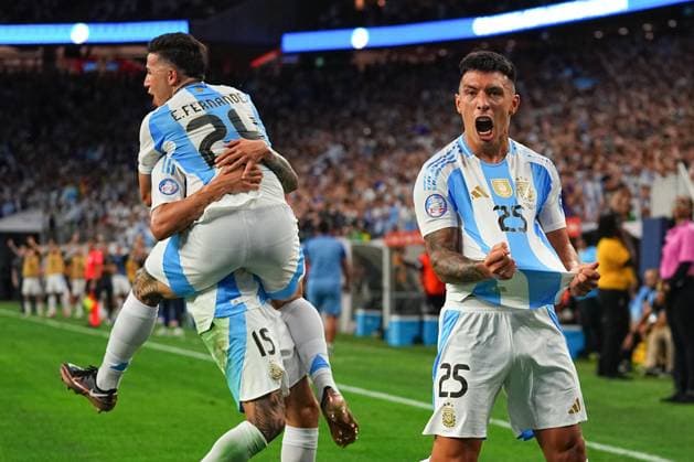 Fußball, Copa America, Argentinien - Ecuador RECORD DATE NOT STATED Copa America USA 2024 Argentina vs Ecuador Quarterfinals Lisandro Martinez celebrates his goal 1-0 of Argentina during the CONMEBOL Copa America 2024 Quarterfinals match between Argentina and Ecuador, at NRG Stadium, on July 04, 2024 in Houston, Texas, Florida, United States. HOUSTON TEXAS UNITED STATES  Copyright: xAdrianxMaciasx 20240704204847_CA_QF_2024_ARG_ECU_MARTINEZ151