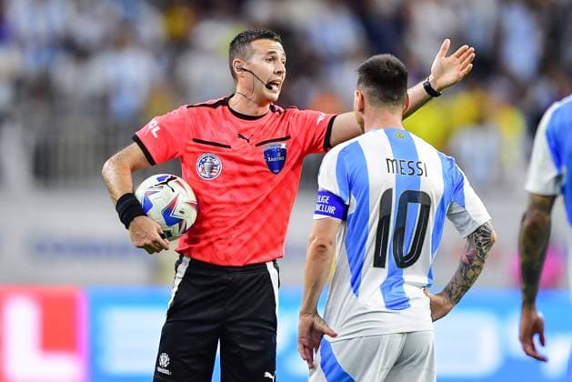 Fußball, Copa America, Argentinien - Ecuador RECORD DATE NOT STATED Copa America USA 2024 Argentina vs Ecuador Quarterfinals Referee Andres Matonte (L) of Uruguay and Lionel Messi (R) of Argentina during the CONMEBOL Copa America 2024 Quarterfinals match between Argentina and Ecuador, at NRG Stadium, on July 04, 2024 in Houston, Texas, Florida, United States. HOUSTON TEXAS UNITED STATES  Copyright: xIsaacxOrtizx 20240704205034_CA_QF_2024_ARG_ECU_MESSI159