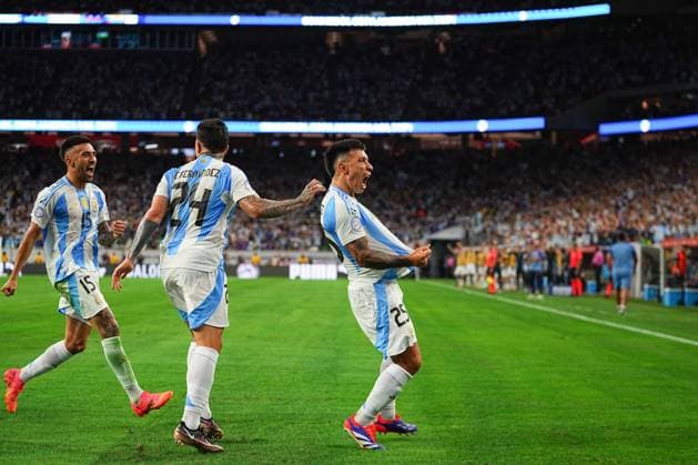 Fußball, Copa America, Argentinien - Ecuador RECORD DATE NOT STATED Copa America USA 2024 Argentina vs Ecuador Quarterfinals Lisandro Martinez celebrates his goal 1-0 of Argentina during the CONMEBOL Copa America 2024 Quarterfinals match between Argentina and Ecuador, at NRG Stadium, on July 04, 2024 in Houston, Texas, Florida, United States. HOUSTON TEXAS UNITED STATES  Copyright: xAdrianxMaciasx 20240704205704_CA_QF_2024_ARG_ECU_MARTINEZ164
