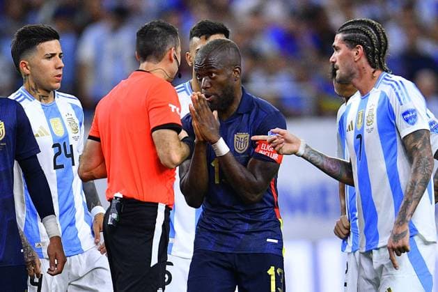 Fußball, Copa America, Argentinien - Ecuador RECORD DATE NOT STATED Copa America USA 2024 Argentina vs Ecuador Quarterfinals Referee Andres Matonte of Uruguay and Enner Valencia of Ecuador during the CONMEBOL Copa America 2024 Quarterfinals match between Argentina and Ecuador, at NRG Stadium, on July 04, 2024 in Houston, Texas, Florida, United States. HOUSTON TEXAS UNITED STATES  Copyright: xAdrianxMaciasx 20240704213401_CA_QF_2024_ARG_ECU_VALENCIA213