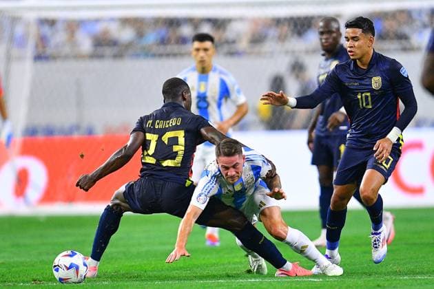 Fußball, Copa America, Argentinien - Ecuador RECORD DATE NOT STATED Copa America USA 2024 Argentina vs Ecuador Quarterfinals Enner Valencia (L) of Ecuador fights for the ball with Alexis Mac Allister (R) of Argentina during the CONMEBOL Copa America 2024 Quarterfinals match between Argentina and Ecuador, at NRG Stadium, on July 04, 2024 in Houston, Texas, Florida, United States. HOUSTON TEXAS UNITED STATES  Copyright: xAdrianxMaciasx 20240704213404_CA_QF_2024_ARG_ECU_ALLISTER216
