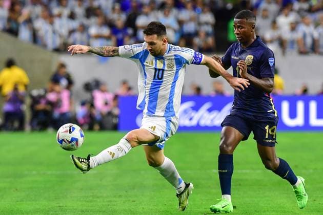 Fußball, Copa America, Argentinien - Ecuador RECORD DATE NOT STATED Copa America USA 2024 Argentina vs Ecuador Quarterfinals Lionel Messi (L) of Argentina fights for the ball with Alan Minda (R) of Ecuador during the CONMEBOL Copa America 2024 Quarterfinals match between Argentina and Ecuador, at NRG Stadium, on July 04, 2024 in Houston, Texas, Florida, United States. HOUSTON TEXAS UNITED STATES  Copyright: xIsaacxOrtizx 20240704215333_CA_QF_2024_ARG_ECU_MESSI238