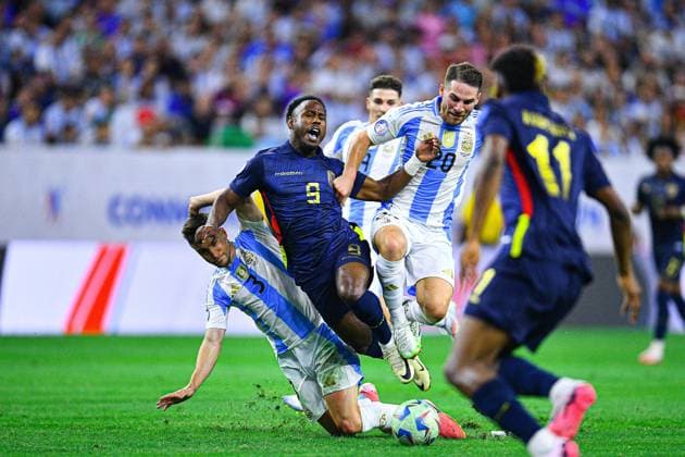 Fußball, Copa America, Argentinien - Ecuador RECORD DATE NOT STATED Copa America USA 2024 Argentina vs Ecuador Quarterfinals Nicolas Tagliafico (L) of Argentina, John Yeboah (C) of Ecuador fights for the ball with Alexis Mac Allister (R) of Argentina during the CONMEBOL Copa America 2024 Quarterfinals match between Argentina and Ecuador, at NRG Stadium, on July 04, 2024 in Houston, Texas, Florida, United States. HOUSTON TEXAS UNITED STATES  Copyright: xAdrianxMaciasx 20240704215401_CA_QF_2024_ARG_ECU_YEBOAH247