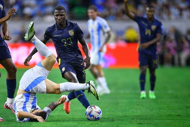 Fußball, Copa America, Argentinien - Ecuador RECORD DATE NOT STATED Copa America USA 2024 Argentina vs Ecuador Quarterfinals Lionel Messi (L) of Argentina fights for the ball with Moises Caicedo (R) of Ecuador during the CONMEBOL Copa America 2024 Quarterfinals match between Argentina and Ecuador, at NRG Stadium, on July 04, 2024 in Houston, Texas, Florida, United States. HOUSTON TEXAS UNITED STATES  Copyright: xAdrianxMaciasx 20240704215950_CA_QF_2024_ARG_ECU_MESSSI283