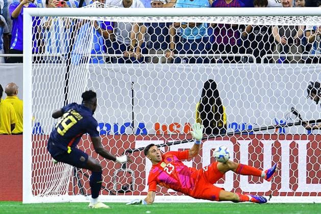 Fußball, Copa America, Argentinien - Ecuador RECORD DATE NOT STATED Copa America USA 2024 Argentina vs Ecuador Quarterfinals Emiliano Martinez of Argentina during the CONMEBOL Copa America 2024 Quarterfinals match between Argentina and Ecuador, at NRG Stadium, on July 04, 2024 in Houston, Texas, Florida, United States. HOUSTON TEXAS UNITED STATES  Copyright: xAdrianxMaciasx 20240704221206_CA_QF_2024_ARG_ECU_MARTINEZ304