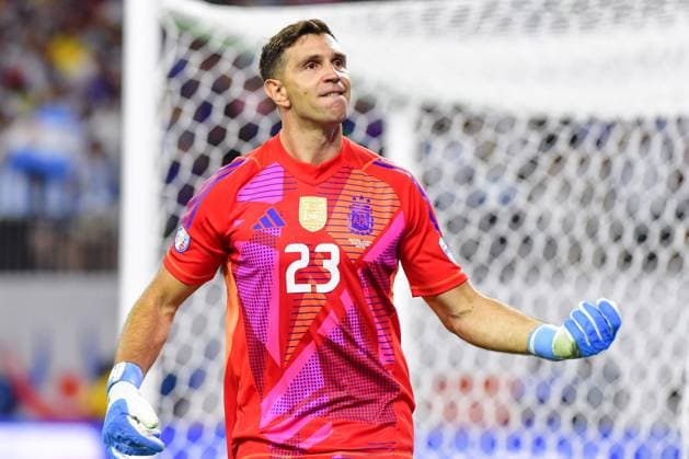 Fußball, Copa America, Argentinien - Ecuador RECORD DATE NOT STATED Copa America USA 2024 Argentina vs Ecuador Quarterfinals Emiliano Martinez of Argentina during the CONMEBOL Copa America 2024 Quarterfinals match between Argentina and Ecuador, at NRG Stadium, on July 04, 2024 in Houston, Texas, Florida, United States. HOUSTON TEXAS UNITED STATES  Copyright: xIsaacxOrtizx 20240704222257_CA_QF_2024_ARG_ECU_MARTINEZ329