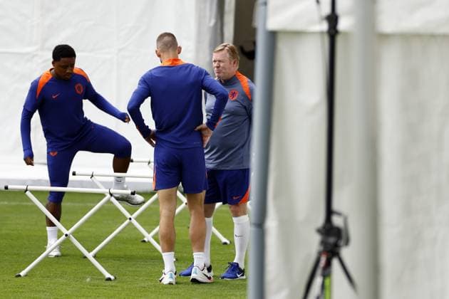 WOLFSBURG - (l-r) Steven Bergwijn, Stefan De Vrij, National Coach Ronald Koeman during a training session of the Dutch national team, Nationalteam at the AOK Stadium on July 5, 2024 in Wolfsburg, Germany. The Dutch national team is preparing for the Quarter-finals of the European Football Championship in Germany against Turkey. ANP KOEN VAN WEEL UEFA EURO, EM, Europameisterschaft,Fussball 2024 2024 xVIxANPxSportx xxANPxIVx 502794399 originalFilename: 502794399.jpg