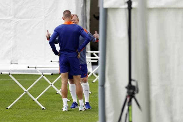 WOLFSBURG - (l-r) Stefan De Vrij, National Coach Ronald Koeman during a training session of the Dutch national team, Nationalteam in the AOK Stadium on July 5, 2024 in Wolfsburg, Germany. The Dutch national team is preparing for the Quarter-finals of the European Football Championship in Germany against Turkey. ANP KOEN VAN WEEL UEFA EURO, EM, Europameisterschaft,Fussball 2024 2024 xVIxANPxSportx xxANPxIVx 502794414 originalFilename: 502794414.jpg