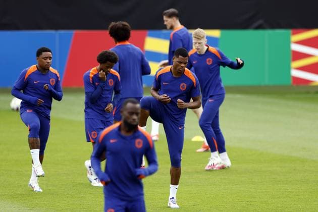 WOLFSBURG - (l-r) Steven Bergwijn, Georginio Wijnaldum, Denzel Dumfries, Jerdy Schouten during a training session of the Dutch national team, Nationalteam at the AOK Stadium on July 5, 2024 in Wolfsburg, Germany. The Dutch national team is preparing for the Quarter-finals of the European Football Championship in Germany against Turkey. ANP KOEN VAN WEEL UEFA EURO, EM, Europameisterschaft,Fussball 2024 2024 xVIxANPxSportx xxANPxIVx 502794776 originalFilename: 502794776.jpg