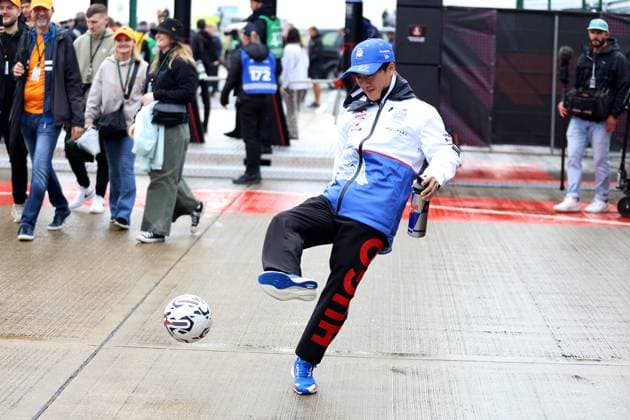 05 07 2024, xrarjax, Motorsport FIA Formula 1, British Grand Prix 2024 emspor, v l Yuki Tsunoda Racing Bulls starting number 22 plays football Silverstone