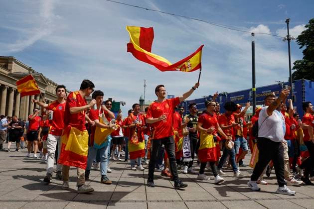 Sport Bilder des Tages Spanish fans wave national flags and celebrate at the UEFA EURO, EM, Europameisterschaft,Fussball 2024 fan zone several hours before the tournament s quarter-final game between Spain and Germany in Stuttgart, Germany, 05 July 2024. Spanish fans prepared for the UEFA Euro 2024 quarter-final game between Spain and Germany !ACHTUNG: NUR REDAKTIONELLE NUTZUNG!  Copyright: xJ.J.xGuillenx GRAF2023 20240705-55014066318_1