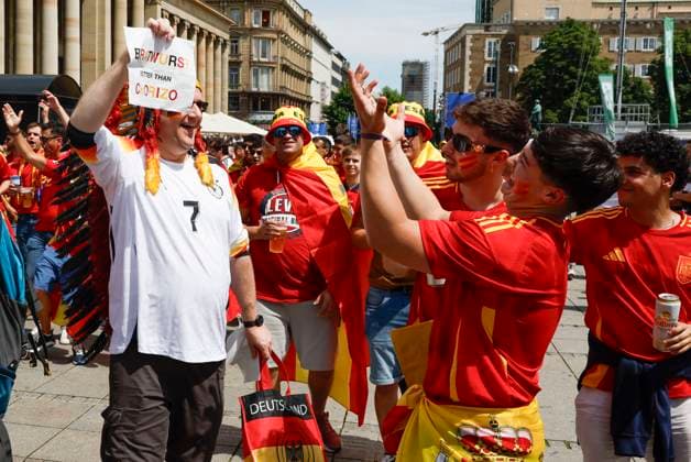 Spanish fans share a light moment with a German supporter (L) at the UEFA EURO, EM, Europameisterschaft,Fussball 2024 fan zone several hours before the tournament s quarter-final game between Spain and Germany in Stuttgart, Germany, 05 July 2024. Spanish fans prepared for the UEFA Euro 2024 quarter-final game between Spain and Germany !ACHTUNG: NUR REDAKTIONELLE NUTZUNG!  Copyright: xJ.J.xGuillenx GRAF2022 20240705-55014066330_1