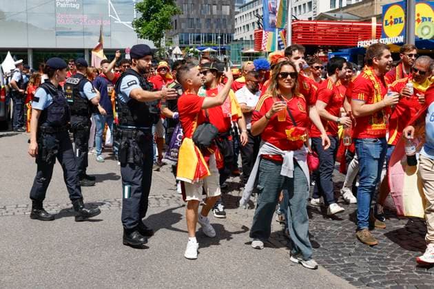 Some German policemen stand guard next to several Spanish fans several hours before the tournament s quarter-final game between Spain and Germany in Stuttgart, Germany, 05 July 2024. Spanish fans prepared for the UEFA EURO, EM, Europameisterschaft,Fussball 2024 quarter-final game between Spain and Germany !ACHTUNG: NUR REDAKTIONELLE NUTZUNG!  Copyright: xJ.J.xGuillenx GRAF2021 20240705-55014066349_1