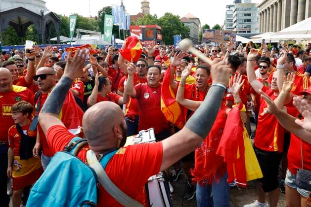 Spanish fans celebrate at the UEFA EURO, EM, Europameisterschaft,Fussball 2024 fan zone several hours before the tournament s quarter-final game between Spain and Germany in Stuttgart, Germany, 05 July 2024. Spanish fans prepared for the UEFA Euro 2024 quarter-final game between Spain and Germany !ACHTUNG: NUR REDAKTIONELLE NUTZUNG!  Copyright: xJ.J.xGuillenx GRAF2017 20240705-55014066401_1
