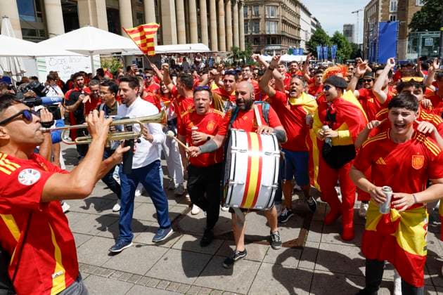 Spanish fans celebrate at the UEFA EURO, EM, Europameisterschaft,Fussball 2024 fan zone several hours before the tournament s quarter-final game between Spain and Germany in Stuttgart, Germany, 05 July 2024. Spanish fans prepared for the UEFA Euro 2024 quarter-final game between Spain and Germany !ACHTUNG: NUR REDAKTIONELLE NUTZUNG!  Copyright: xJ.J.xGuillenx GRAF2025 20240705-55014066421_1