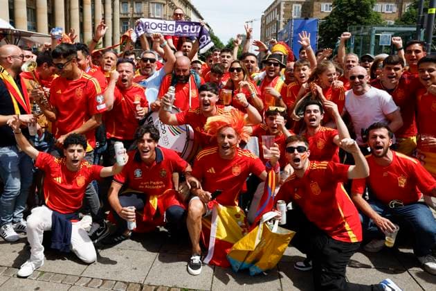 Spanish fans pose for a photo at the UEFA EURO, EM, Europameisterschaft,Fussball 2024 fan zone several hours before the tournament s quarter-final game between Spain and Germany in Stuttgart, Germany, 05 July 2024. Spanish fans prepared for the UEFA Euro 2024 quarter-final game between Spain and Germany !ACHTUNG: NUR REDAKTIONELLE NUTZUNG!  Copyright: xJ.J.xGuillenx GRAF2018 20240705-55014066441_1