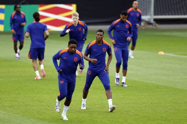 EURO 2024, Nationalteam Niederlande Training WOLFSBURG - (l-r) Steven Bergwijn, Denzel Dumfries during a training session of the Dutch national team, Nationalteam at the AOK Stadium on July 5, 2024 in Wolfsburg, Germany. The Dutch national team is preparing for the Quarter-finals of the European Football Championship in Germany against Turkey. ANP KOEN VAN WEEL netherlands out - belgium out Wolfsburg xVIxxIVx 502794837 originalFilename: 0706304055st.jpg