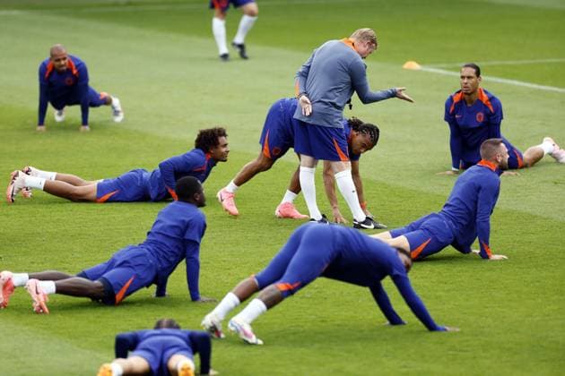 EURO 2024, Nationalteam Niederlande Training WOLFSBURG - National coach Ronald Koeman, Nathan Ake during a training session of the Dutch national team, Nationalteam in the AOK Stadium on July 5, 2024 in Wolfsburg, Germany. The Dutch national team is preparing for the Quarter-finals of the European Football Championship in Germany against Turkey. ANP KOEN VAN WEEL netherlands out - belgium out Wolfsburg xVIxxIVx 502795259 originalFilename: 0706306210st.jpg