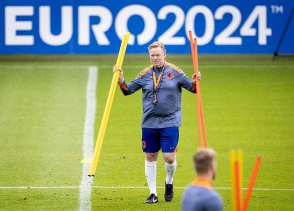 EURO 2024, Nationalteam Niederlande Training WOLFSBURG - National coach Ronald Koeman during a training session of the Dutch national team, Nationalteam in the AOK Stadium on July 5, 2024 in Wolfsburg, Germany. The Dutch national team is preparing for the Quarter-finals of the European Football Championship in Germany against Turkey. ANP KOEN VAN WEEL netherlands out - belgium out Wolfsburg xVIxxIVx 502796459 originalFilename: 0706327071st.jpg