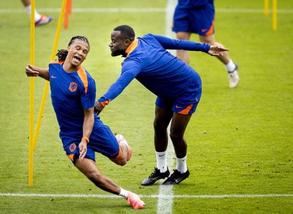 EURO 2024, Nationalteam Niederlande Training WOLFSBURG - Nathan Ake and Lutsharel Geertruida during a training session of the Dutch national team, Nationalteam at the AOK Stadium on July 5, 2024 in Wolfsburg, Germany. The Dutch national team is preparing for the Quarter-finals of the European Football Championship in Germany against Turkey. ANP KOEN VAN WEEL UEFA EURO, EM, Europameisterschaft,Fussball 2024 2024 xVIxANPxSportx xxANPxIVx 502796934 originalFilename: 502796934.jpg