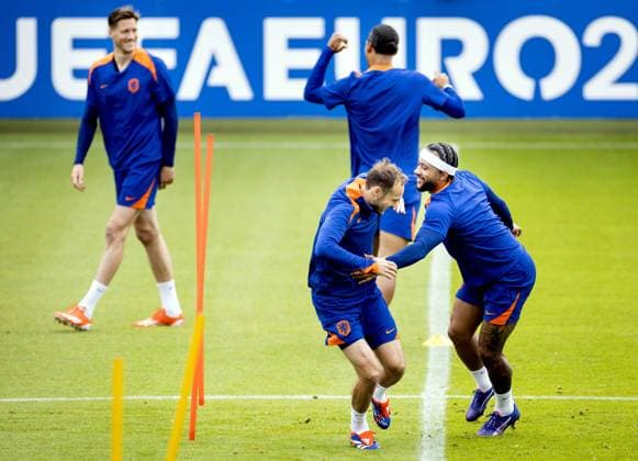 EURO 2024, Nationalteam Niederlande Training WOLFSBURG - Wout Weghorst, Daley Blind, Virgil van Dijk and Memphis Depay during a training session of the Dutch national team, Nationalteam at the AOK Stadium on July 5, 2024 in Wolfsburg, Germany. The Dutch national team is preparing for the Quarter-finals of the European Football Championship in Germany against Turkey. ANP KOEN VAN WEEL UEFA EURO, EM, Europameisterschaft,Fussball 2024 2024 xVIxANPxSportx xxANPxIVx 502797015 originalFilename: 502797015.jpg