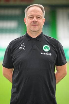 Alexander Zorniger ; Trainer SpVgg Greuther Fürth 04.07.2024 - SpVgg Greuther Fürth ( Kleeblatt Spielvereinigung ) - 2. Fussball Bundesliga BL - Saison 2024 2025 - Fototermin Porträttermin Vorstellung Präsentation Pressetermin - - Einzelbild Einzelfoto Portrait Porträt Kopfbild - *** Alexander Zorniger Coach SpVgg Greuther Fürth 04 07 2024 SpVgg Greuther Fürth Kleeblatt Spielvereinigung 2 Soccer Bundesliga BL Season 2024 2025 Photo appointment Portrait appointment Presentation Press appointment Single photo Single photo Portrait Portrait Headshot