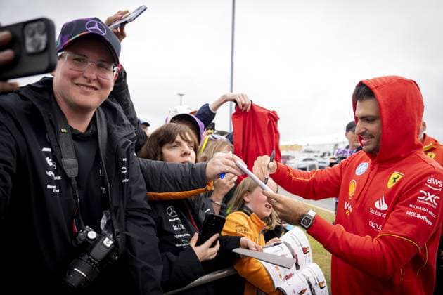 SILVERSTONE - Carlos Sainz (Ferrari) hands out autographs upon arrival at the Silverstone race circuit in the run-up to the 1st free practice prior to the British GP. ANP SANDER KONING xVIxANPxSportx xxANPxIVx 502797054 originalFilename: 502797054.jpg