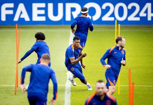 WOLFSBURG - Denzel Dumfries during a training session of the Dutch national team, Nationalteam at the AOK Stadium on July 5, 2024 in Wolfsburg, Germany. The Dutch national team is preparing for the Quarter-finals of the European Football Championship in Germany against Turkey. ANP KOEN VAN WEEL UEFA EURO, EM, Europameisterschaft,Fussball 2024 2024 xVIxANPxSportx xxANPxIVx 502797672 originalFilename: 502797672.jpg
