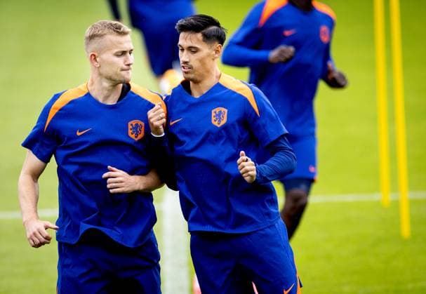 WOLFSBURG - Stefan de Vrij and Tijjani Reijnders during a training session of the Dutch national team, Nationalteam in the AOK Stadium on July 5, 2024 in Wolfsburg, Germany. The Dutch national team is preparing for the Quarter-finals of the European Football Championship in Germany against Turkey. ANP KOEN VAN WEEL UEFA EURO, EM, Europameisterschaft,Fussball 2024 2024 xVIxANPxSportx xxANPxIVx 502797718 originalFilename: 502797718.jpg