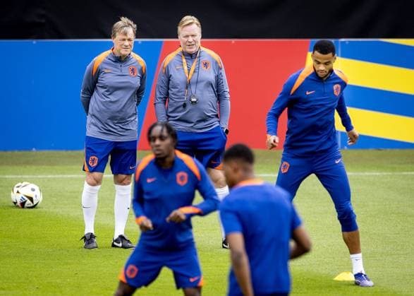 WOLFSBURG - Assistant Erwin Koeman, National Coach Ronald Koeman and Cody Gakpo during a training session of the Dutch national team, Nationalteam at the AOK Stadium on July 5, 2024 in Wolfsburg, Germany. The Dutch national team is preparing for the Quarter-finals of the European Football Championship in Germany against Turkey. ANP KOEN VAN WEEL UEFA EURO, EM, Europameisterschaft,Fussball 2024 2024 xVIxANPxSportx xxANPxIVx 502798649 originalFilename: 502798649.jpg