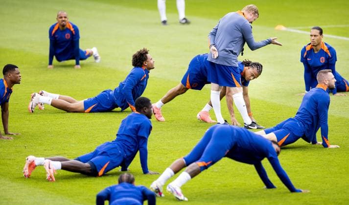 WOLFSBURG - Denzel Dumfries, Donyell Malen, Joshua Zirkzee, Nathan Ake, national coach Ronald Koeman, Steven Bergwijn, Stefan de Vrij and Virgil van Dijk during a training session of the Dutch national team, Nationalteam at the AOK Stadium on July 5, 2024 in Wolfsburg, Germany. The Dutch national team is preparing for the Quarter-finals of the European Football Championship in Germany against Turkey. ANP KOEN VAN WEEL UEFA EURO, EM, Europameisterschaft,Fussball 2024 2024 xVIxANPxSportx xxANPxIVx 502798850 originalFilename: 502798850.jpg