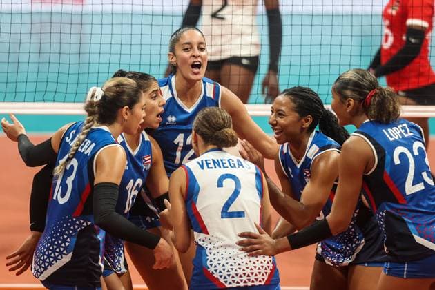 (240705) -- MANILA, July 5, 2024 -- Players from Puerto Rico celebrate after scoring a point during the match between Puerto Rico and Kenya at the FIVB Women s Volleyball Challenger Cup 2024 in Manila, the Philippines, on July 4, 2024. ) (SP)PHILIPPINES-MANILA-VOLLEYBALL-FIVB WOMEN S CHALLENGER CUP 2024-PUERTO RICO VS KENYA ROUELLExUMALI 