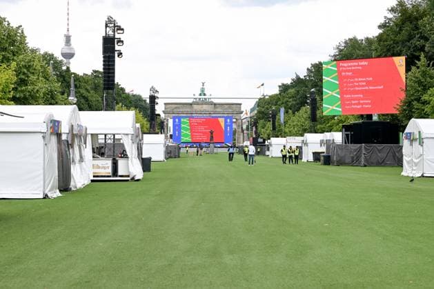 Berlin, Germany 5 July 2024 European Football Championship 2024 In the picture Empty fan zone with the Brandenburg Gate in the background Copyright: xFotostandx xReuhlx