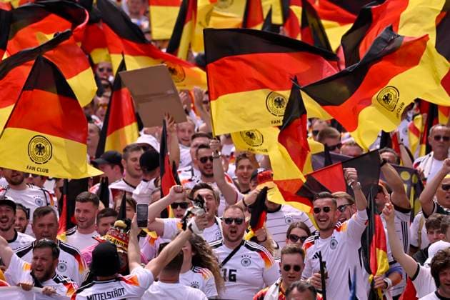 Fan march before the game, German fans, flags, flags, atmosphere, fan festival EURO 2024 European Championship quarter-final Spain ESP vs Germany EURO 2024 European Championship quarter-final Spain ESP vs Germany