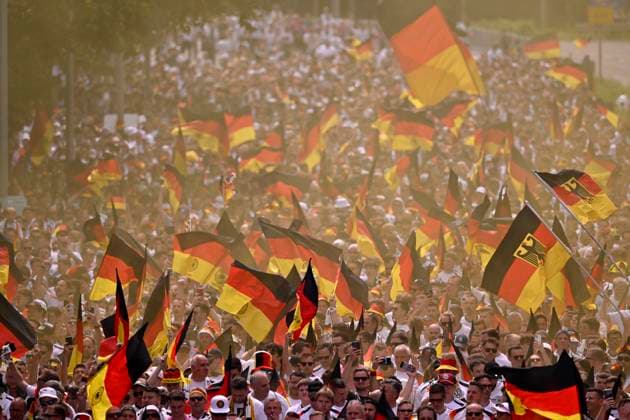 Fan march before the game, German fans, flags, flags, atmosphere, fan festival EURO 2024 European Championship quarter-final Spain ESP vs Germany EURO 2024 European Championship quarter-final Spain ESP vs Germany