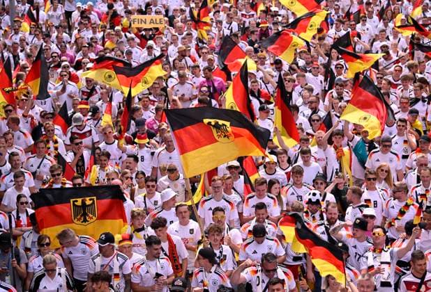 Fan march before the game, German fans, flags, flags, atmosphere, fan festival EURO 2024 European Championship quarter-final Spain ESP vs Germany EURO 2024 European Championship quarter-final Spain ESP vs Germany