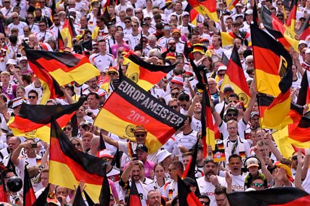 Fan march before the game, German fans, flags, flags, atmosphere, fan festival European Champions 2024 EURO 2024 European Championship quarter-final Spain ESP vs Germany EURO 2024 European Championship quarter-final Spain ESP vs Germany