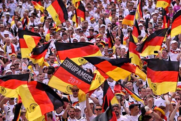 Fan march before the game, German fans, flags, flags, atmosphere, fan festival European Champions 2024 EURO 2024 European Championship quarter-final Spain ESP vs Germany EURO 2024 European Championship quarter-final Spain ESP vs Germany
