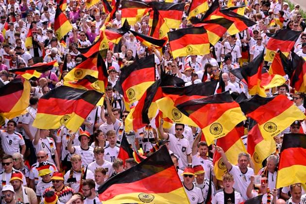 Sport Themen der Woche KW27 Sport Bilder des Tages Fanmarsch vor dem Spiel, deutsche Fans, Flaggen, Fahnen, Stimmung, Fanfest EURO 2024 Europameisterschaft Viertelfinale Spanien ESP vs Deutschland EURO 2024 Europameisterschaft Viertelfinale Spanien ESP vs Deutschland *** Fan march before the game, German fans, flags, flags, atmosphere, fan festival EURO 2024 European Championship quarter-final Spain ESP vs Germany EURO 2024 European Championship quarter-final Spain ESP vs Germany