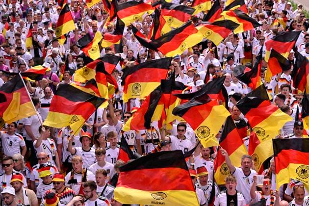 Fan march before the game, German fans, flags, flags, atmosphere, fan festival EURO 2024 European Championship quarter-final Spain ESP vs Germany EURO 2024 European Championship quarter-final Spain ESP vs Germany