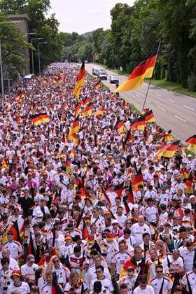 Fan march before the game, German fans, flags, flags, atmosphere, fan festival EURO 2024 European Championship quarter-final Spain ESP vs Germany EURO 2024 European Championship quarter-final Spain ESP vs Germany