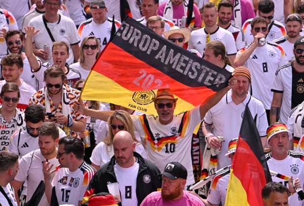 Fan march before the game, German fans, flags, flags, atmosphere, fan festival European Champions 2024 EURO 2024 European Championship quarter-final Spain ESP vs Germany EURO 2024 European Championship quarter-final Spain ESP vs Germany